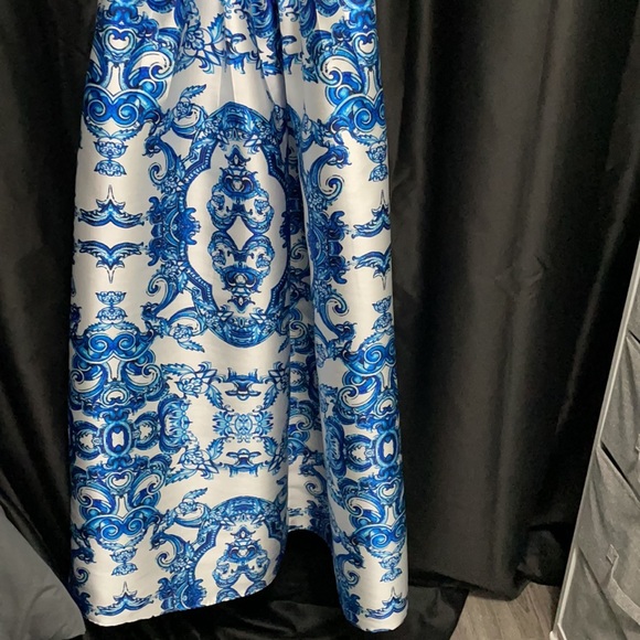 Criss cross back. Dress has pockets. - Picture 4 of 4